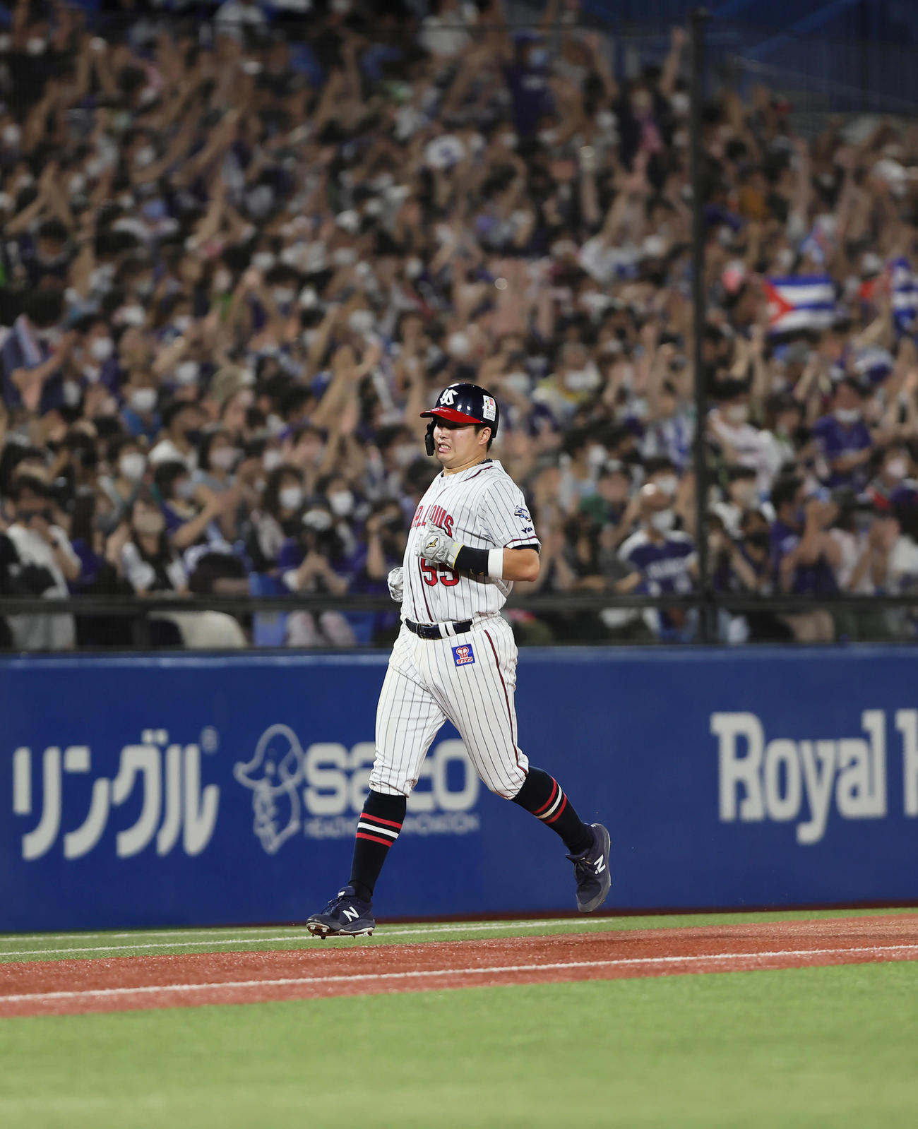 ヤクルト対中日　敗れ、悔しそうに引き揚げるヤクルト村上（撮影・足立雅史）