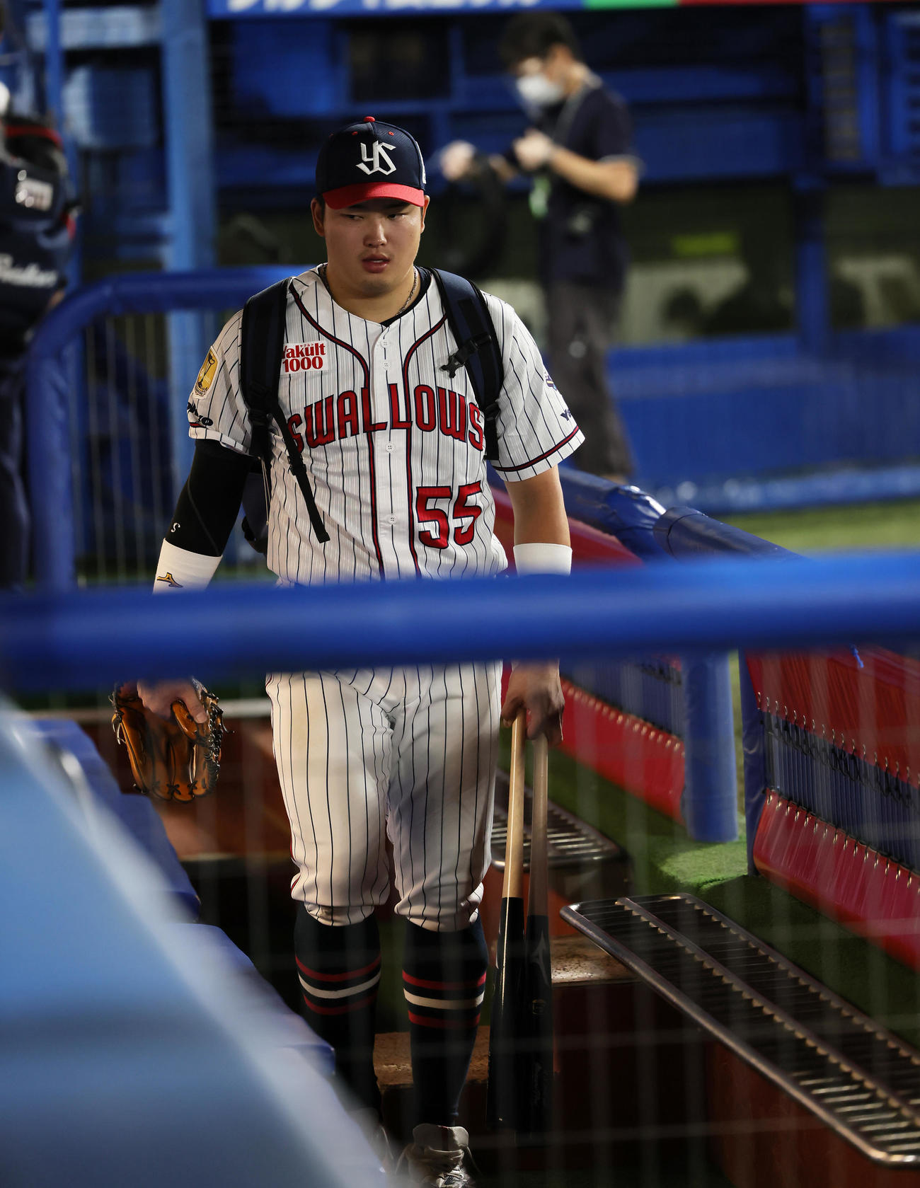 ヤクルト対中日　敗れ、球場を後にするヤクルト村上（撮影・足立雅史）