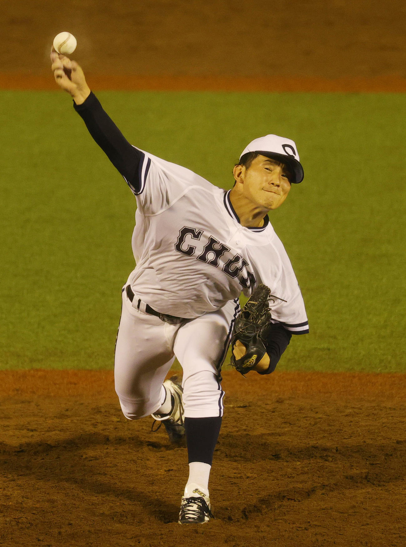 駒大対中大　力投する中大・大栄（撮影・野上伸悟）