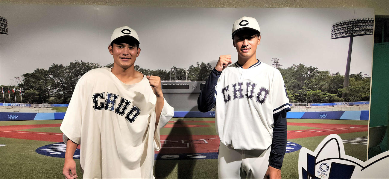 開幕戦の勝利に貢献した（写真左から）好救援の中大・大栄と先発で3安打無失点と好投した西館（撮影・保坂淑子）