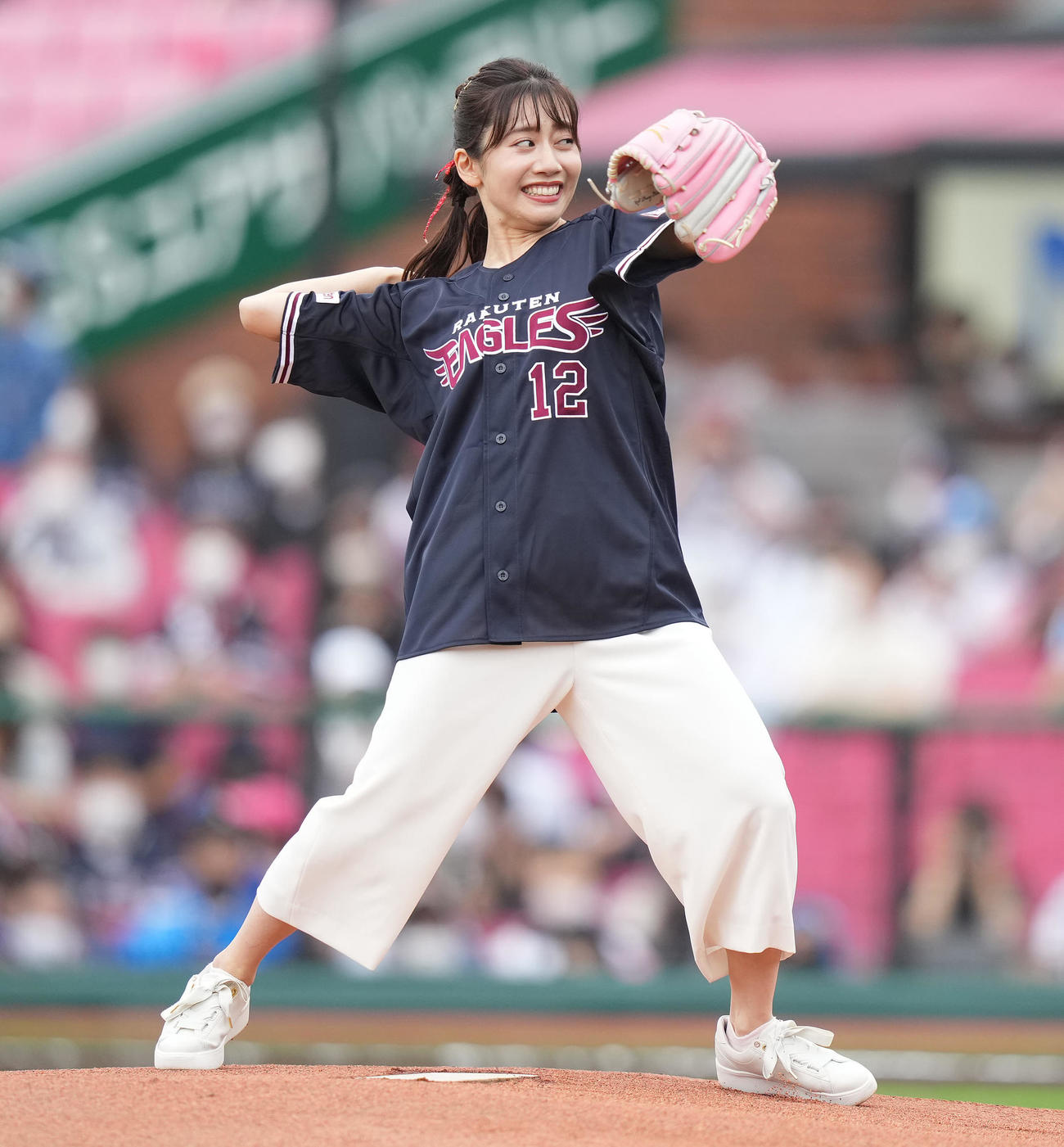 楽天対日本ハム　セレモニアルピッチで投球する小野あつこ（撮影・鈴木みどり）