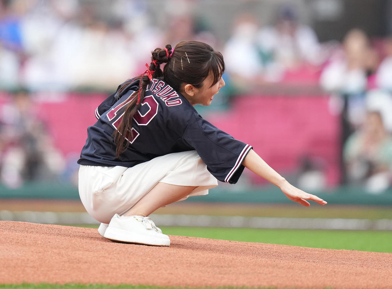 楽天対日本ハム　セレモニアルピッチで投球する小野あつこ（撮影・鈴木みどり）
