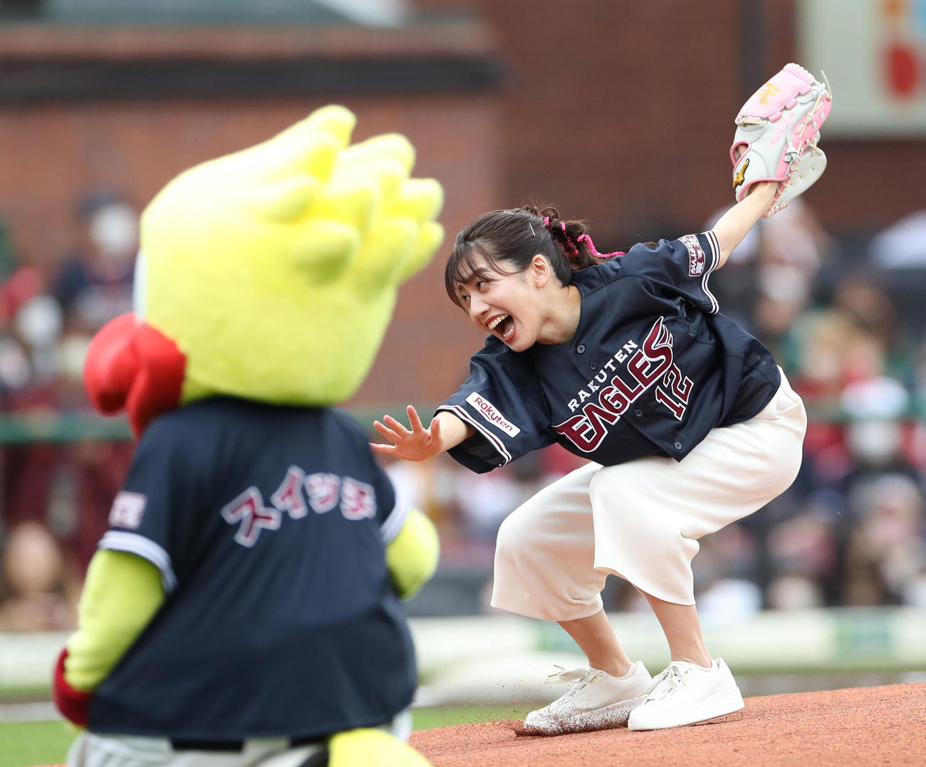 楽天対日本ハム　セレモニアルピッチで投球する小野あつこ（撮影・佐藤翔太）