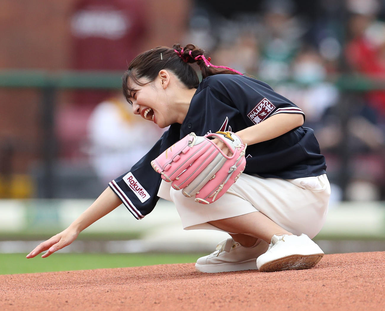 楽天対日本ハム　セレモニアルピッチで投球する小野あつこ（撮影・佐藤翔太）
