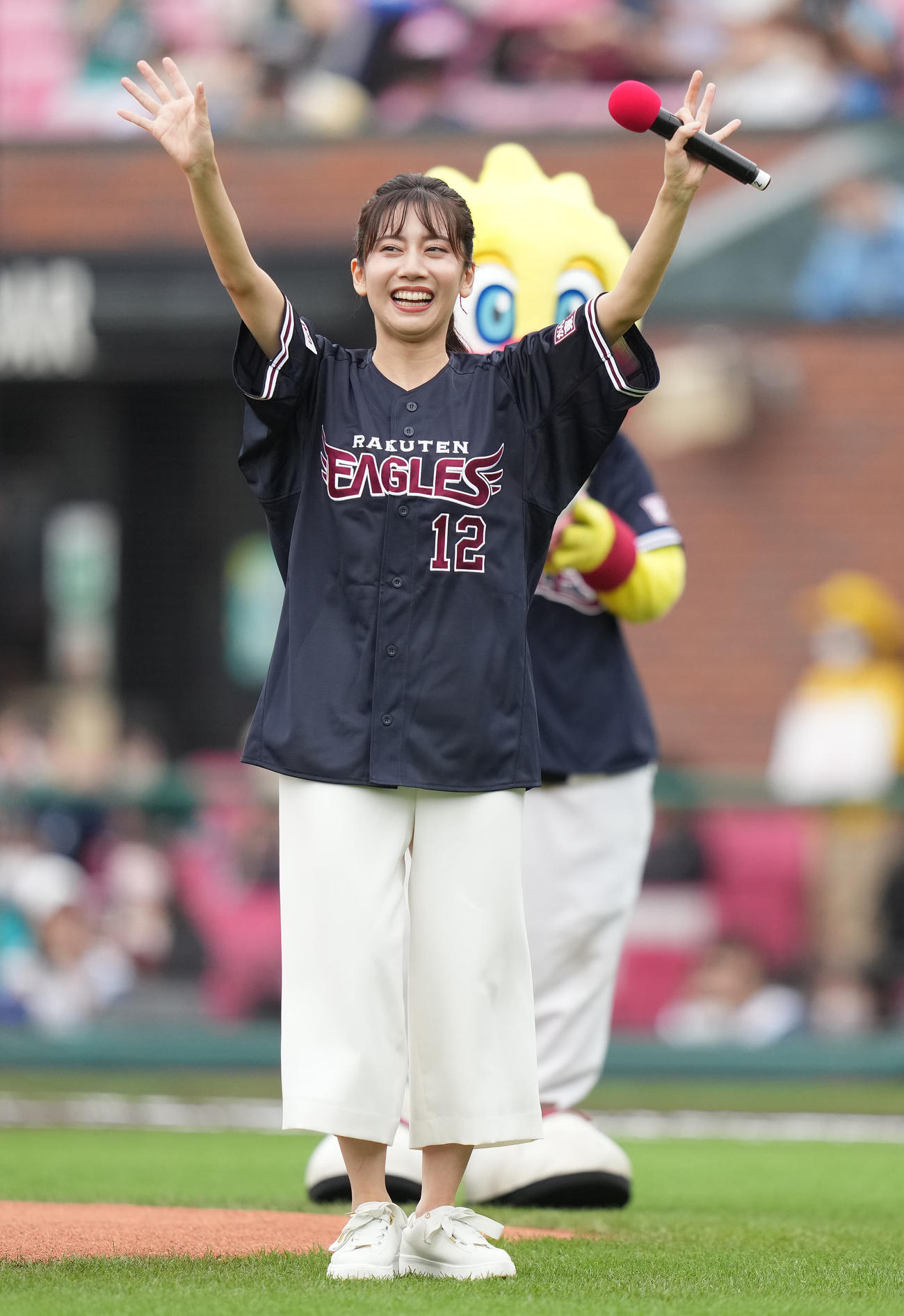楽天対日本ハム　セレモニアルピッチ前に手を振る小野あつこ（撮影・鈴木みどり）
