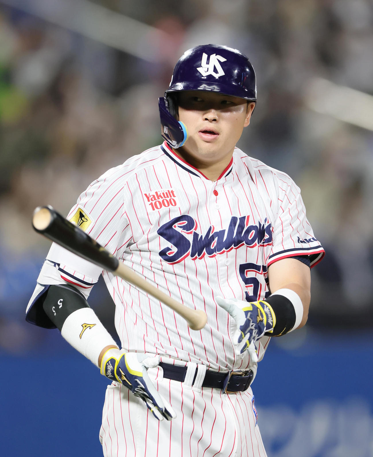 5月24日、先端がくりぬかれたバットを手放すヤクルト村上