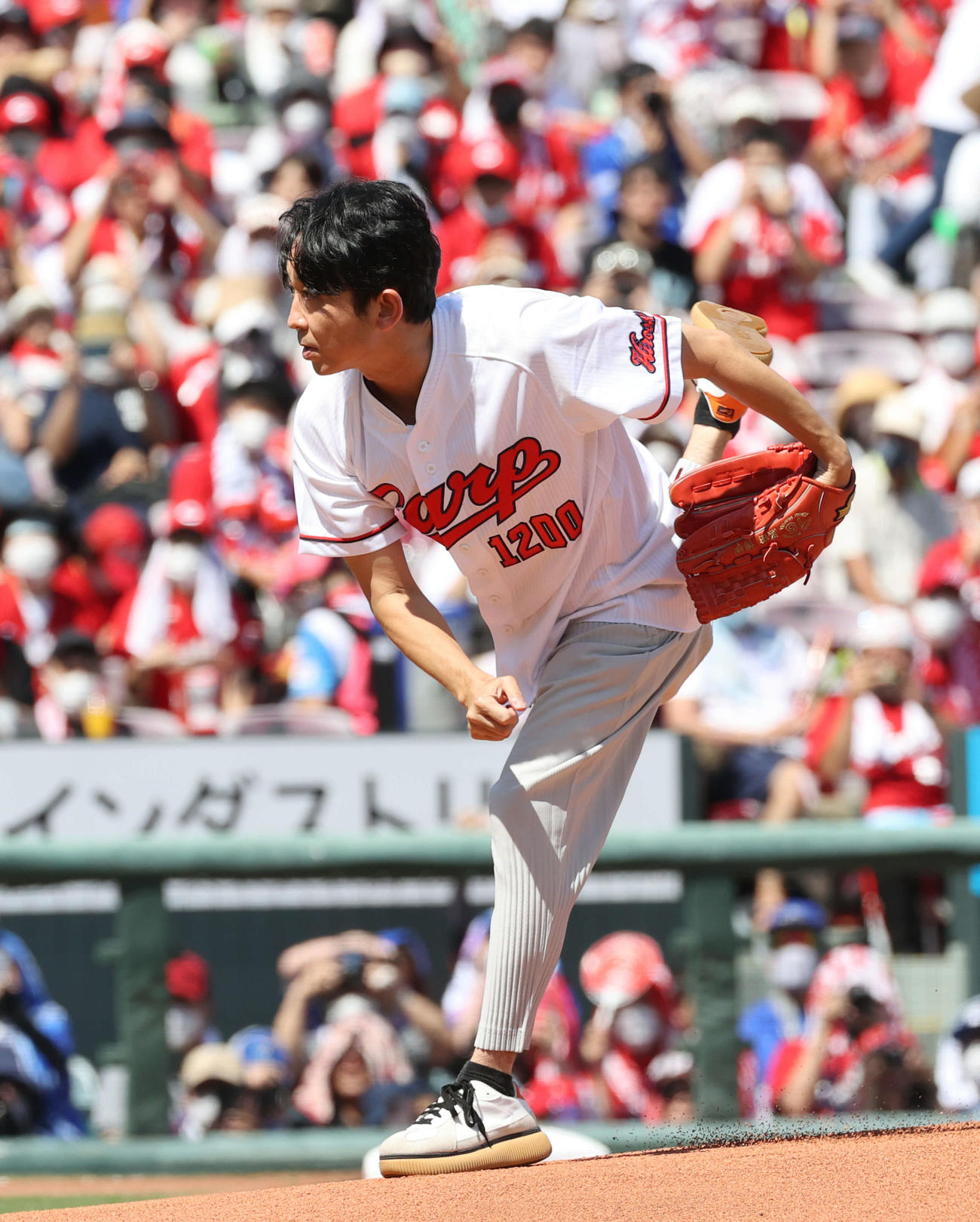 広島対DeNA　始球式で投げる有吉弘行（撮影・加藤孝規