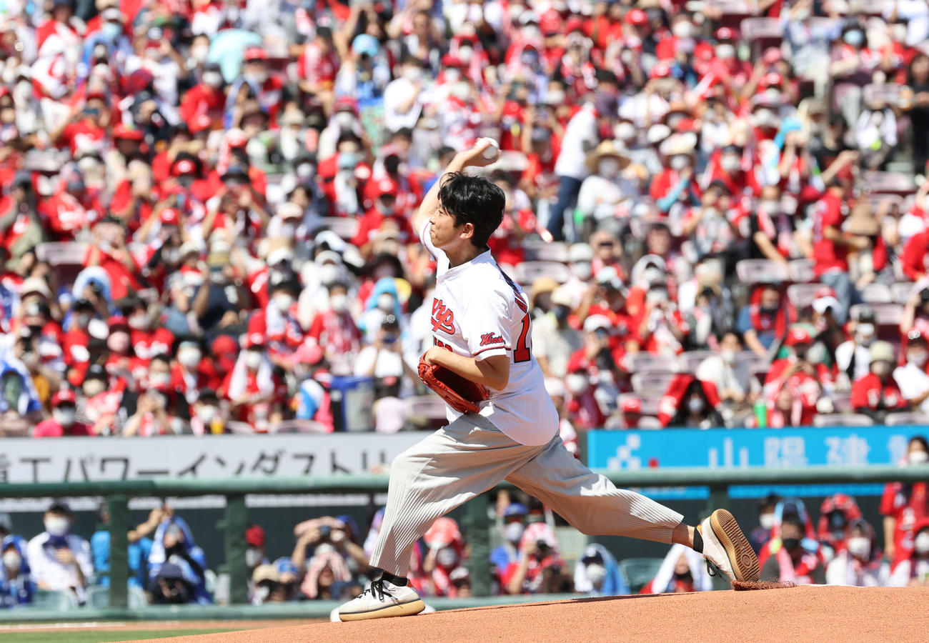 広島対DeNA　始球式で投球する有吉弘行（撮影・加藤孝規）