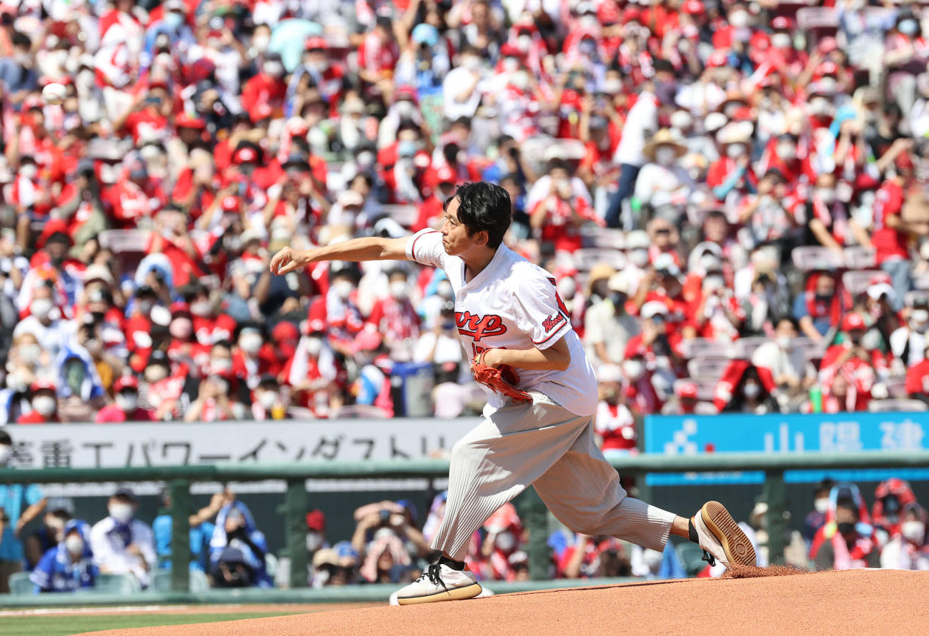 広島対DeNA　始球式で投球する有吉弘行（撮影・加藤孝規）