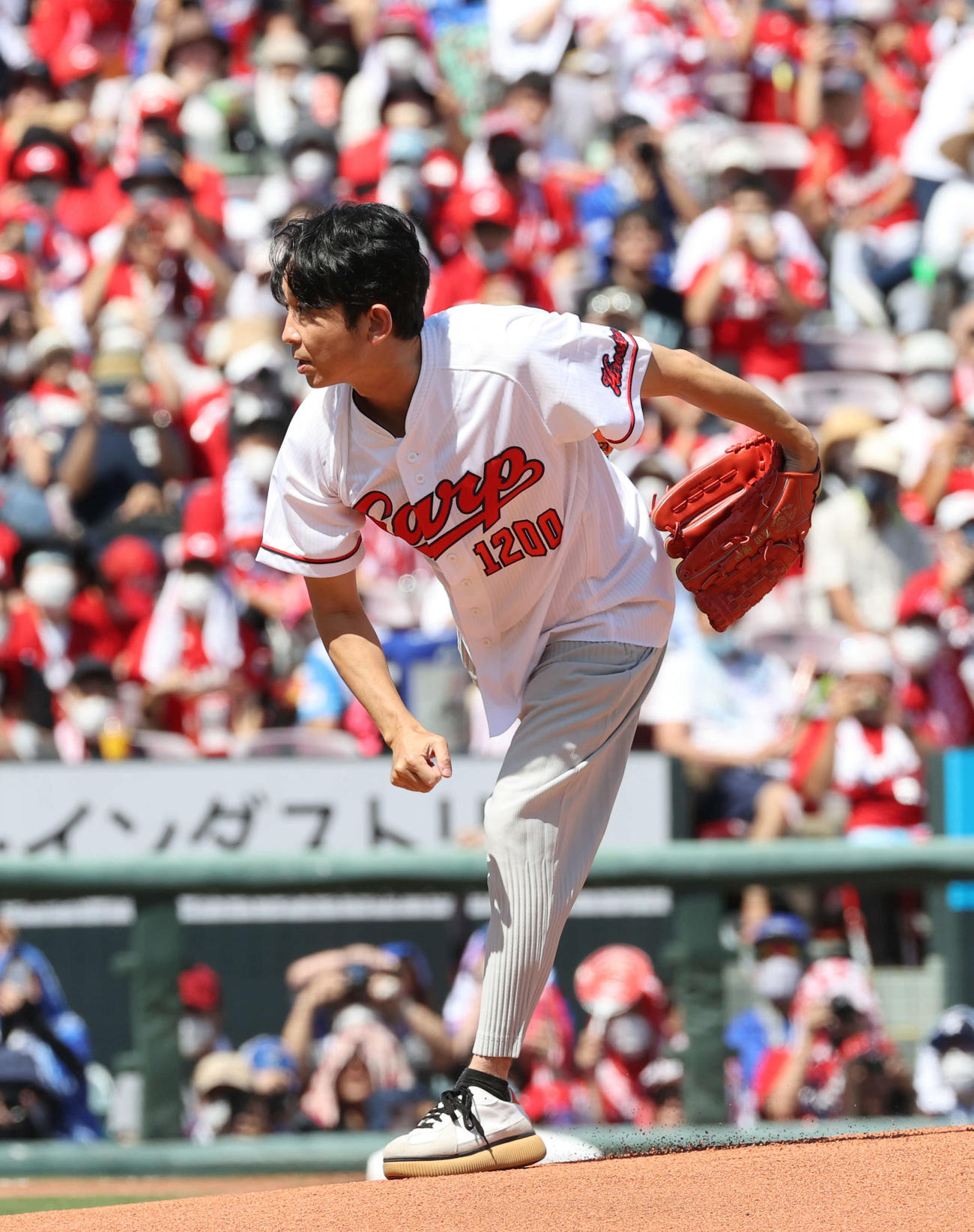 広島対DeNA　始球式で投げる有吉弘行（撮影・加藤孝規）