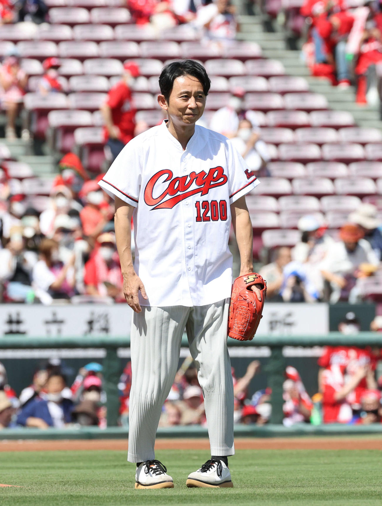 広島対DeNA　始球式に登場した有吉弘行（撮影・加藤孝規）