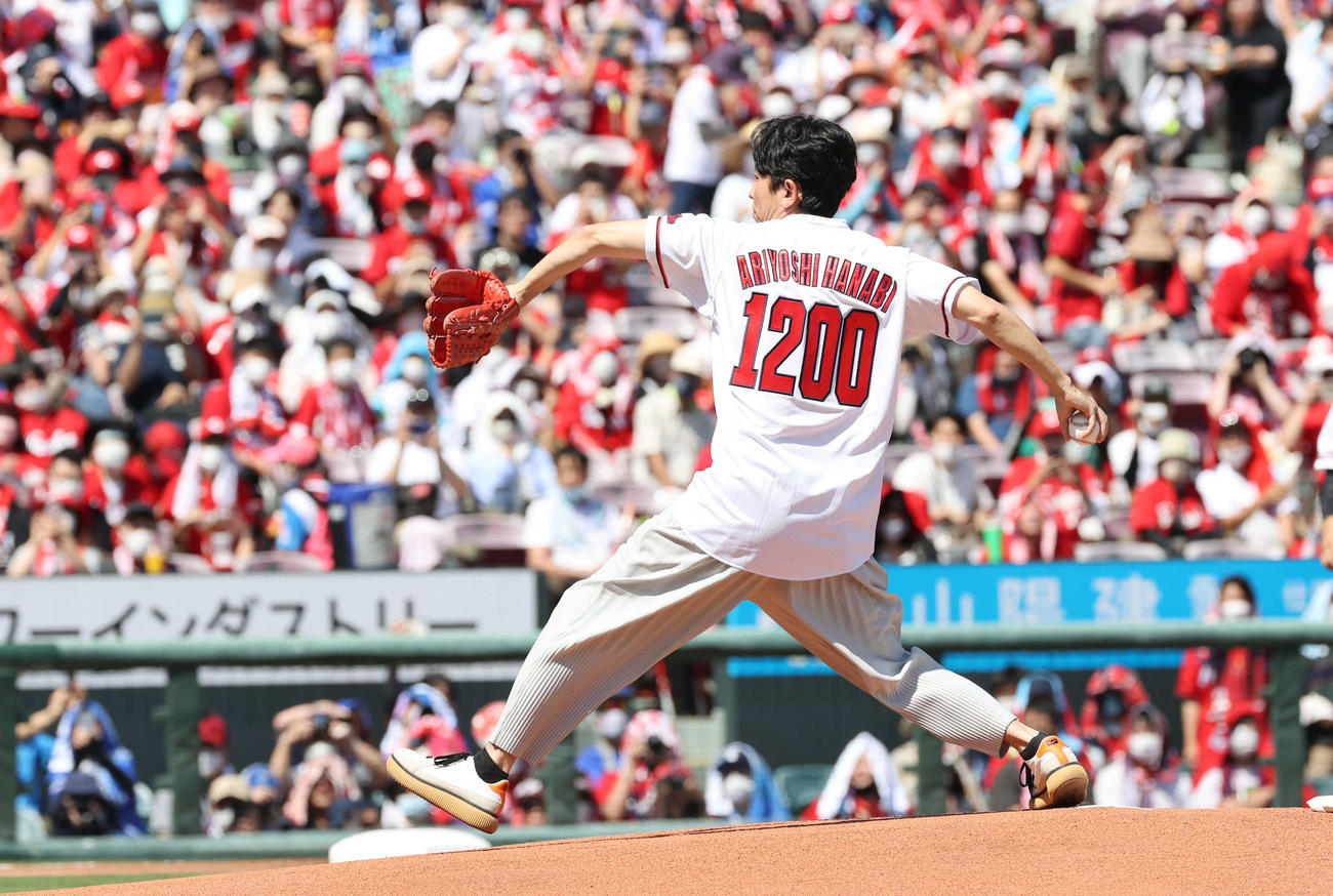 広島対DeNA　始球式に登場した有吉弘行。背番号は1200（撮影・加藤孝規）