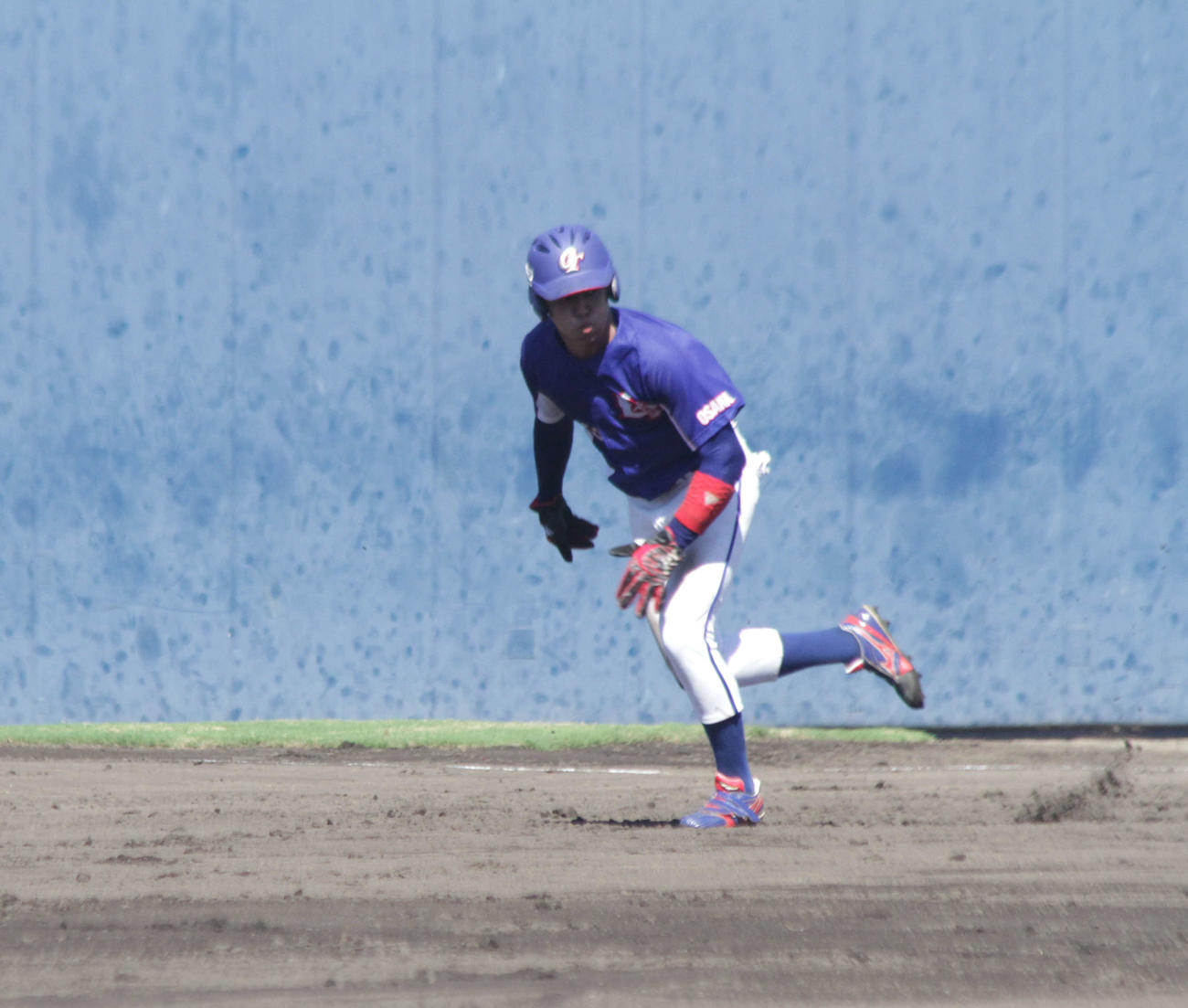 プロ注目の大阪観光大・久保修外野手は3回に二盗のスタートを切った