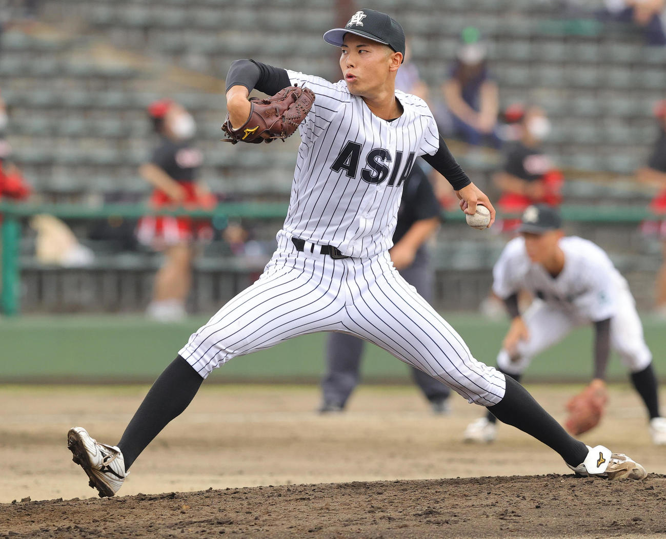 日大対亜大　力投する亜大・鬼塚（撮影・野上伸悟）