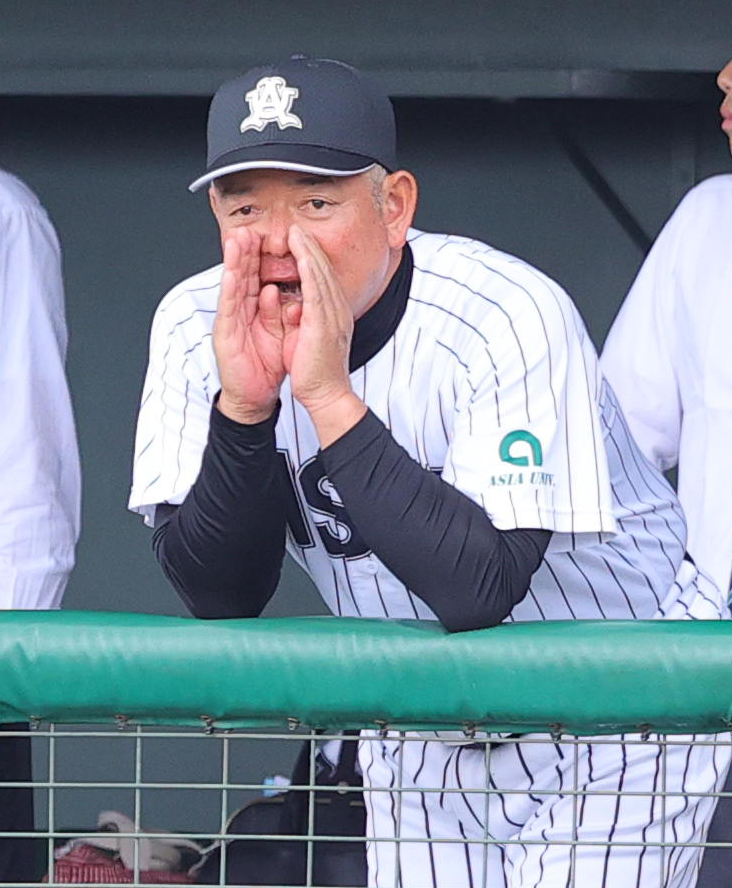日大対亜大　選手に声を掛ける亜大・生田監督（撮影・野上伸悟）