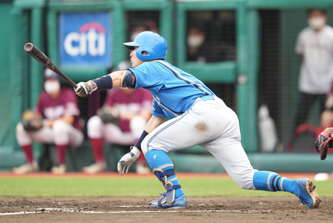 楽天対日本ハム　3回表日本ハム1死一塁、中前打を放つ杉谷（撮影・鈴木みどり）