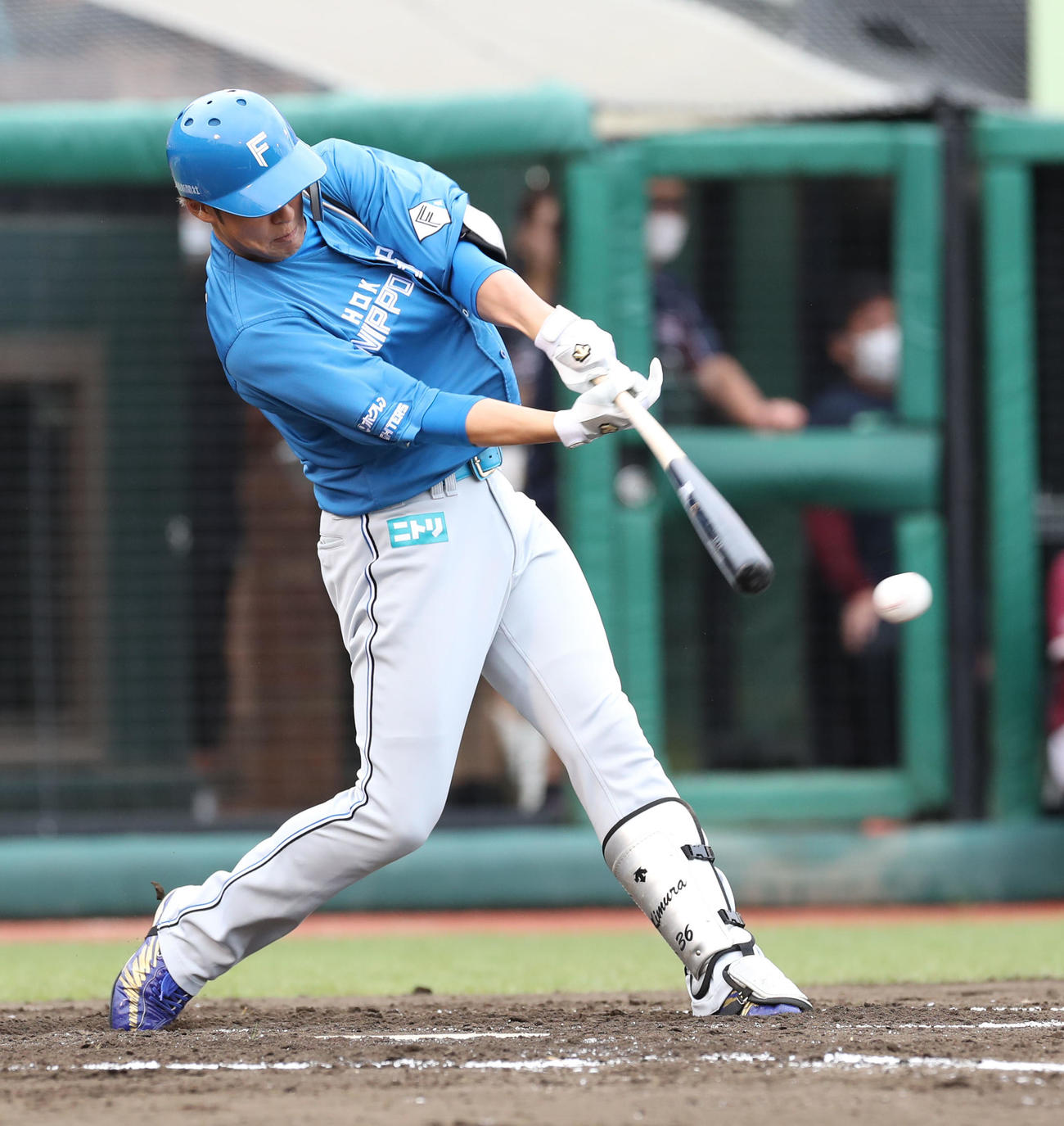 楽天対日本ハム　3回表日本ハム1死二塁、木村は左前打を放つ（撮影・佐藤翔太）