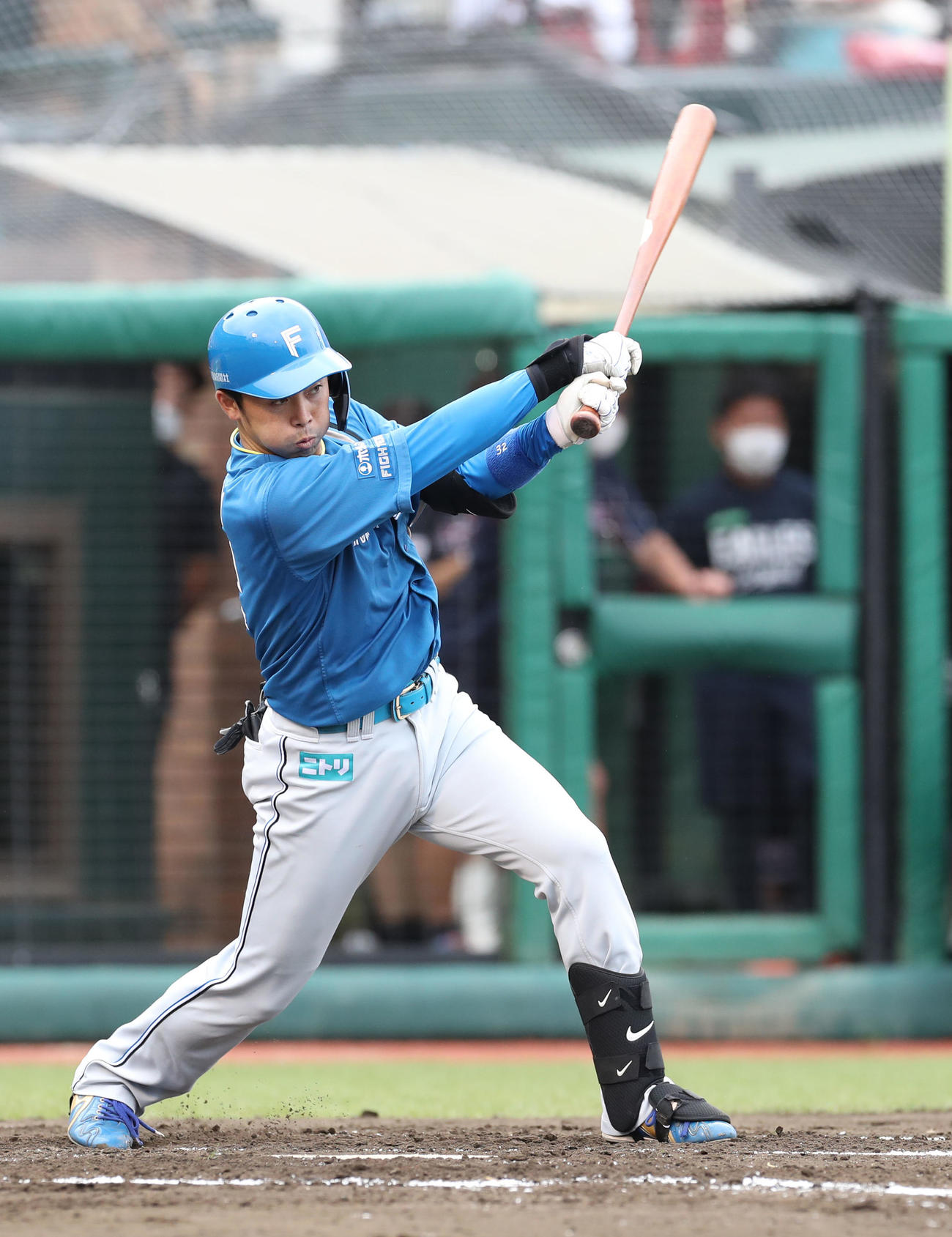 楽天対日本ハム　3回表日本ハム1死一、二塁、谷内は先制となる適時二塁打を放つ（撮影・佐藤翔太）