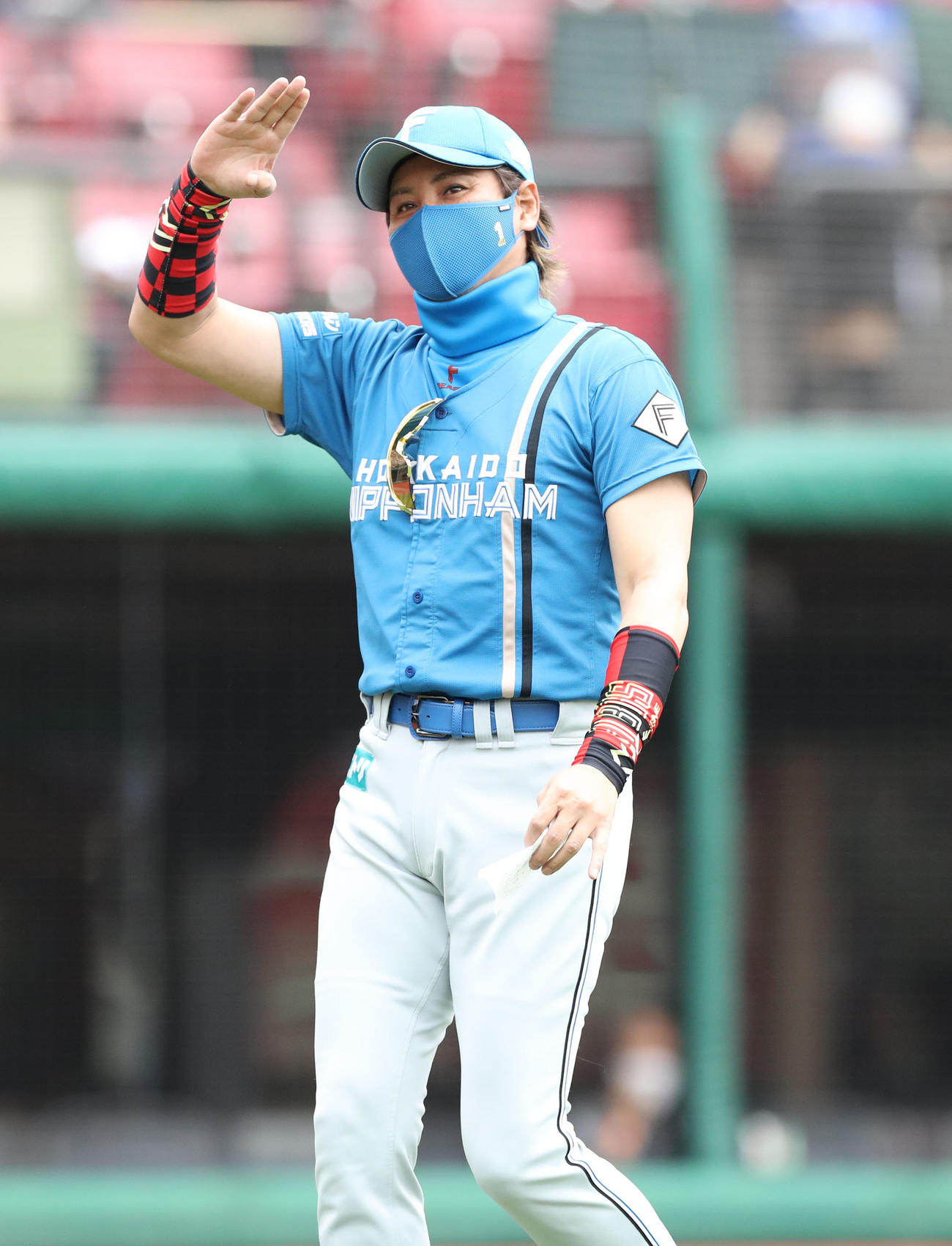 楽天対日本ハム　試合前、メンバー表を交換しベンチに戻る新庄監督（撮影・佐藤翔太）