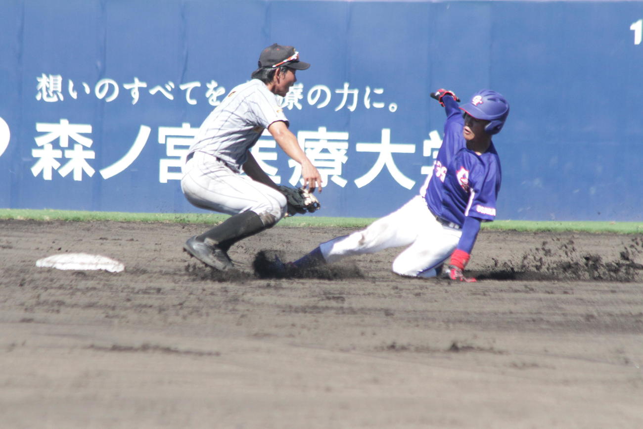 プロ注目の大阪観光大・久保修外野手は3回に二盗を決めた
