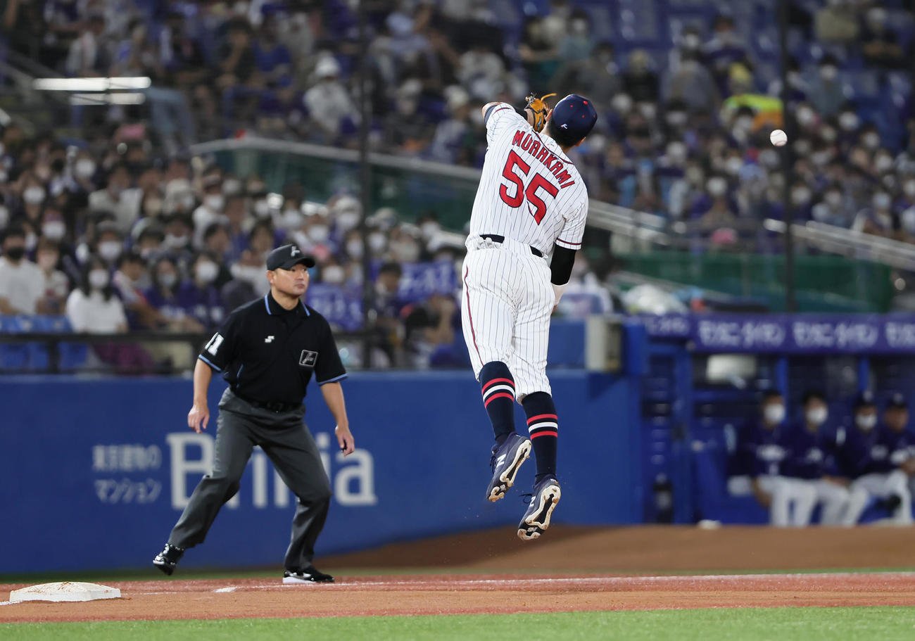 ヤクルト対中日　6回表中日無死一、三塁、A・マルティネスの打球に飛びつくも届かず左前適時打を許す三塁手村上（撮影・足立雅史）