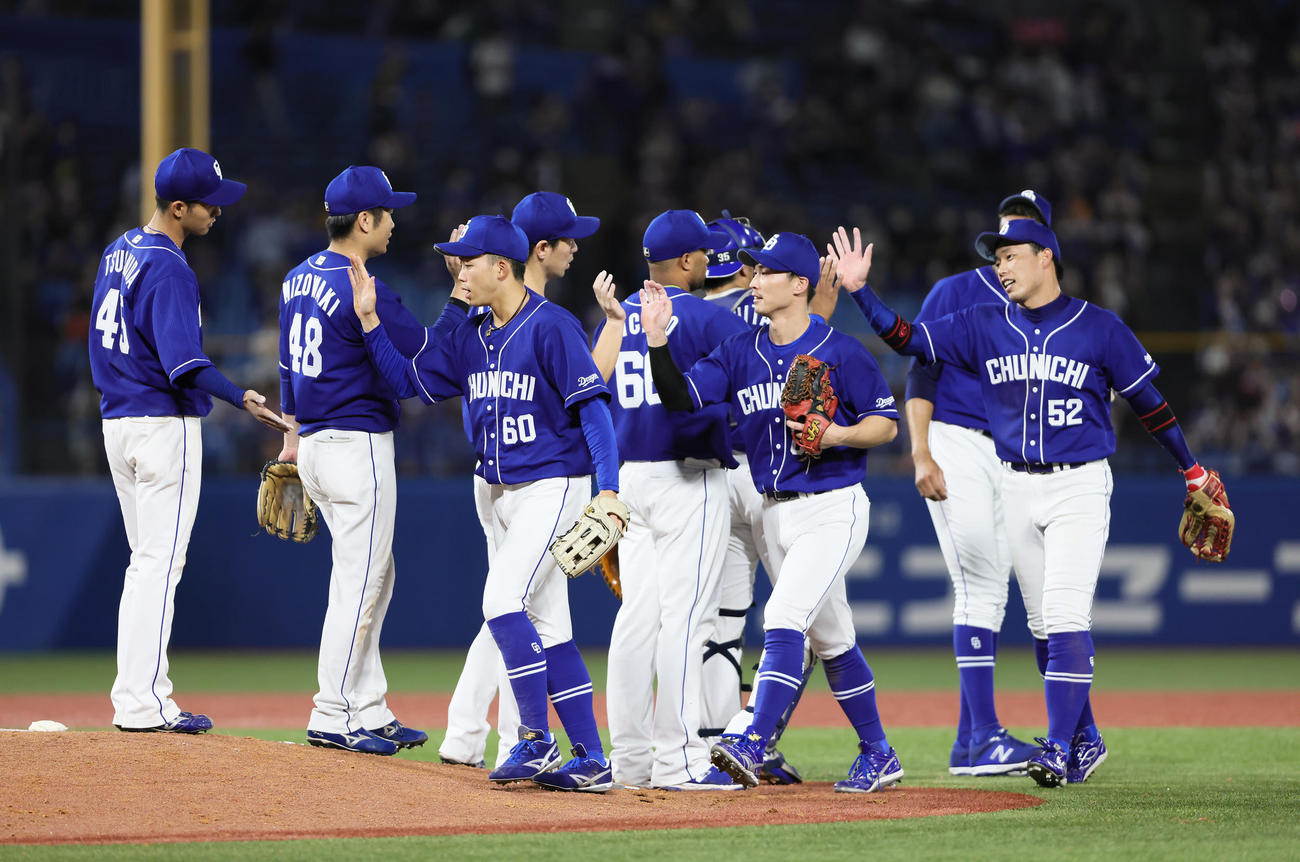ヤクルト対中日　連勝を飾りタッチを交わす中日ナイン（撮影・足立雅史）