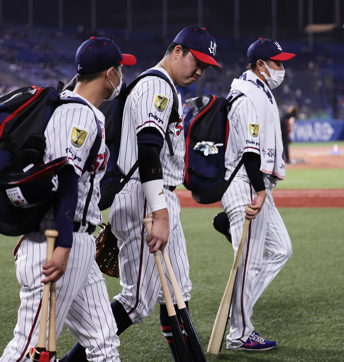 ヤクルト対中日　連敗を喫し、球場を後にするヤクルト村上（中央）ら（撮影・足立雅史）