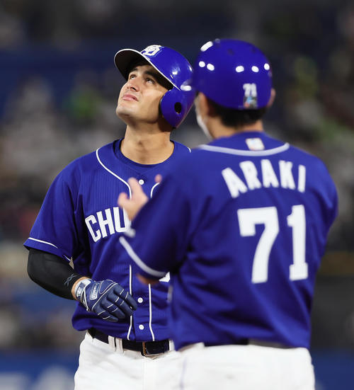 ヤクルト対中日　6回表中日無死一、三塁、A・マルティネスは左前適時打を放ち天を見上げる（撮影・足立雅史）
