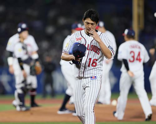 ヤクルト対中日　6回途中、マウンドを降りるヤクルト原（撮影・足立雅史）
