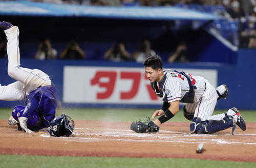 ヤクルト対中日　6回表中日1死三塁、溝脇の打球を投手田口野選の間に生還する土田（左）。捕手内山壮（撮影・足立雅史）