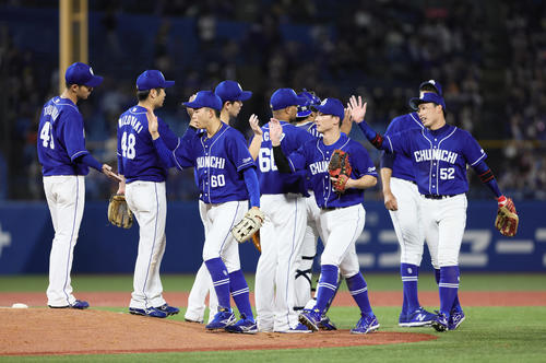 ヤクルト対中日　連勝を飾りタッチを交わす中日ナイン（撮影・足立雅史）