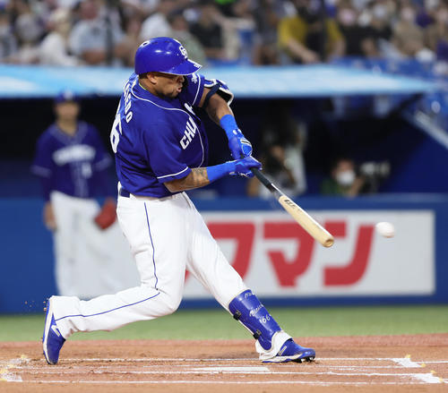 ヤクルト対中日　1回表中日1死一、二塁、左前適時打を放つビシエド（撮影・足立雅史）