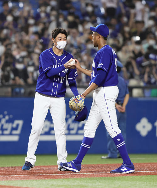 ヤクルト対中日　6回途中3失点の中日高橋宏（左）はR・マルティネスから勝利球を受け取る（撮影・足立雅史）