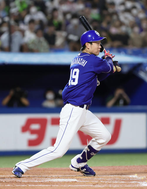 ヤクルト対中日　2回表中日1死一、三塁、高橋宏のバスターが併殺崩れを誘い追加点を奪う（撮影・足立雅史）