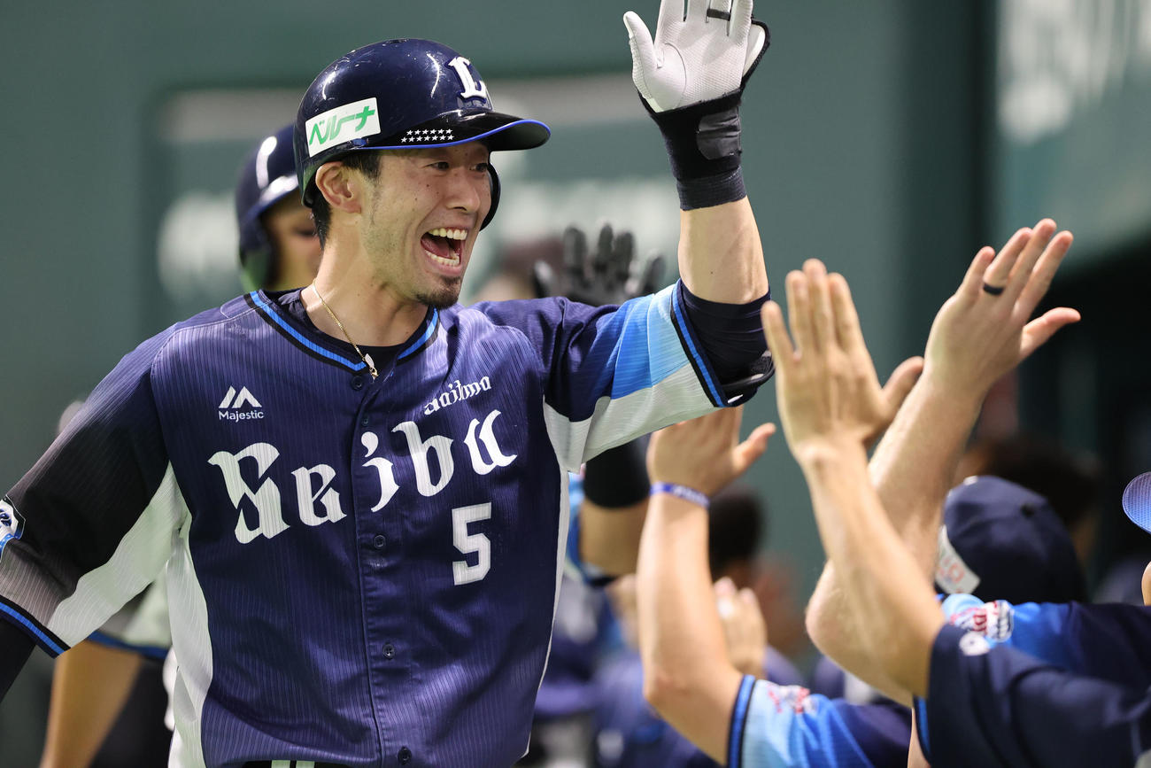 ソフトバンク対西武　7回表西武1死二塁、外崎修汰は左越えに先制となる2点本塁打を放ち笑顔いっぱい（撮影・梅根麻紀）