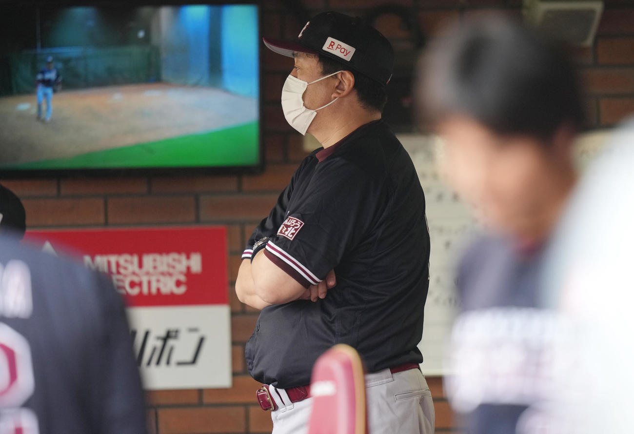楽天対日本ハム　ベンチで浮かない表情の楽天石井GM兼監督（撮影・鈴木みどり）