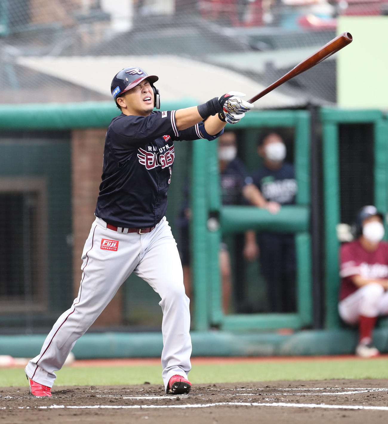 楽天対日本ハム　1回裏楽天1死一塁、浅村は右飛に終わり顔をしかめる（撮影・佐藤翔太）