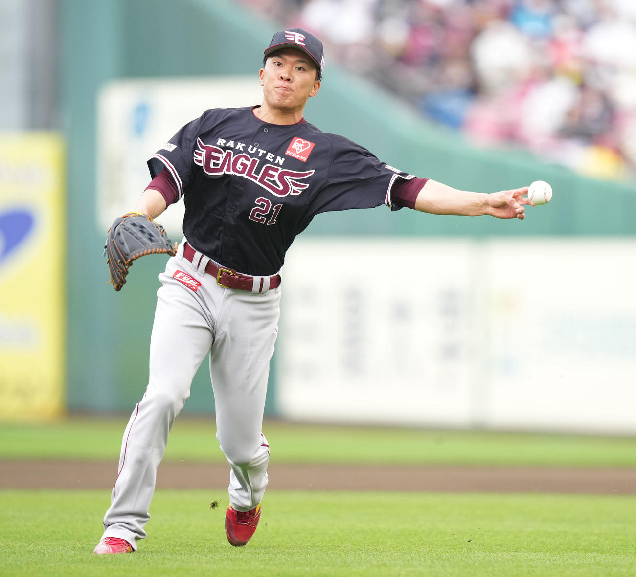 楽天対日本ハム　1回表日本ハム1死一、二塁、木村の投ゴロを三塁へ送球し、二塁走者杉谷をアウトにする早川（撮影・鈴木みどり）