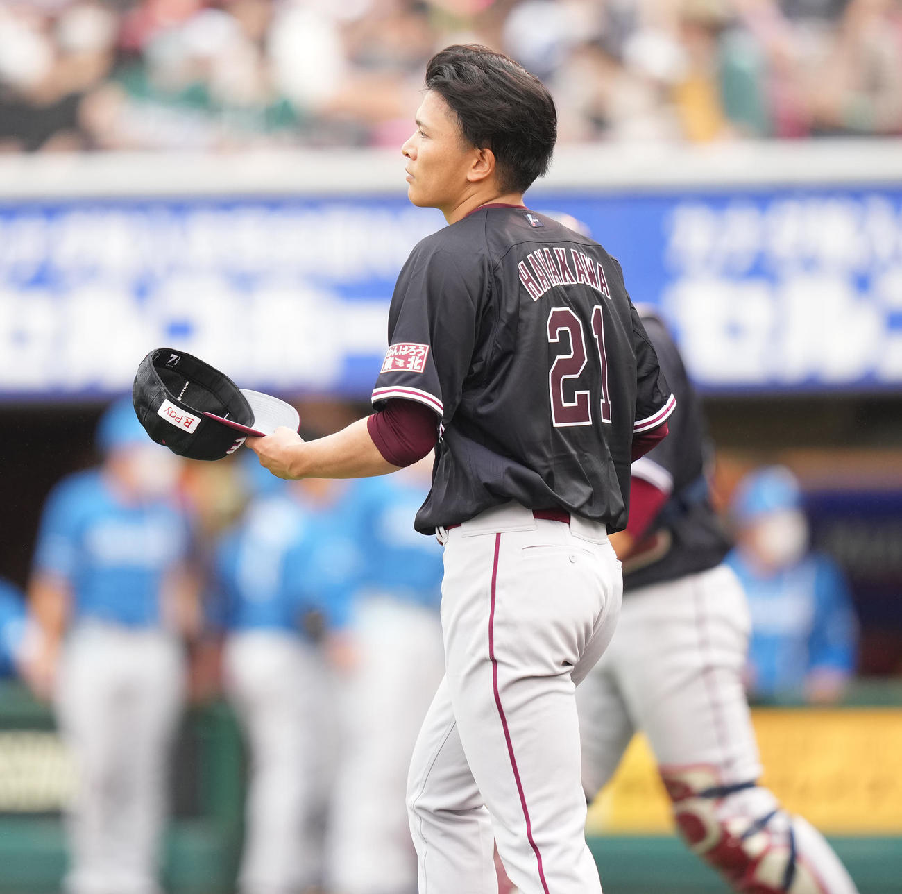楽天対日本ハム　3回表日本ハム1死一、二塁、谷内に先制の中2点適時二塁打を浴び、浮かない表情の早川（撮影・鈴木みどり）
