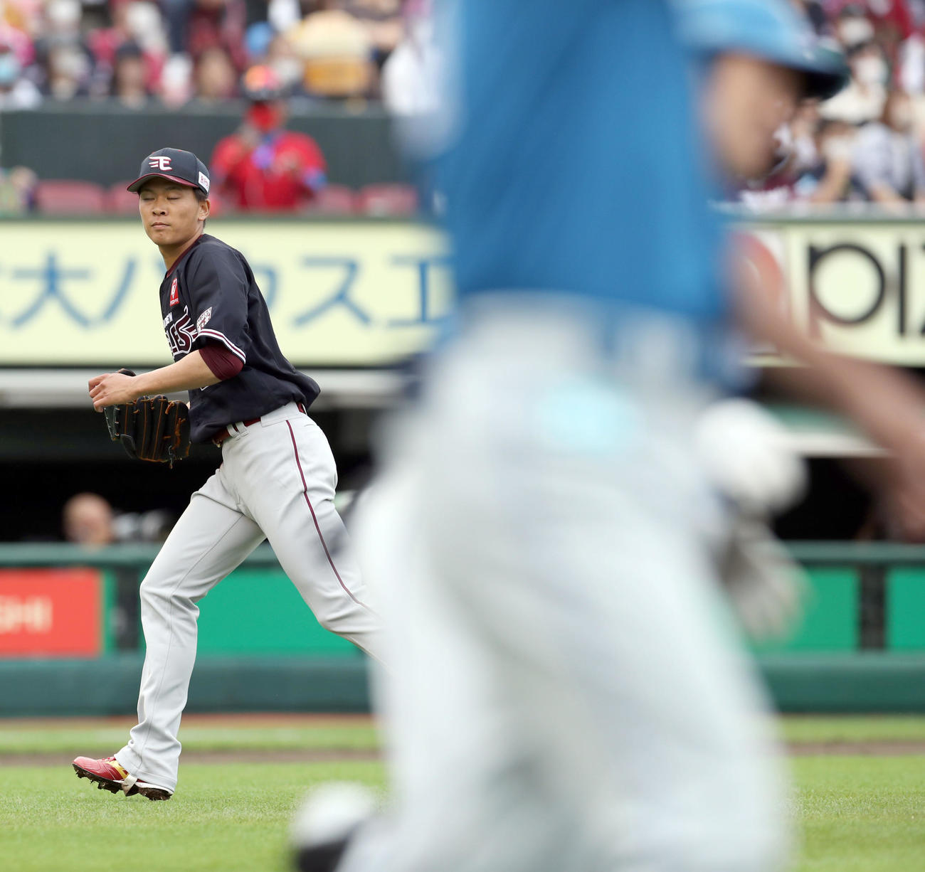 楽天対日本ハム　3回表日本ハム1死一、二塁、早川（左後方）は谷内に先制となる適時二塁打を浴びる（撮影・佐藤翔太）