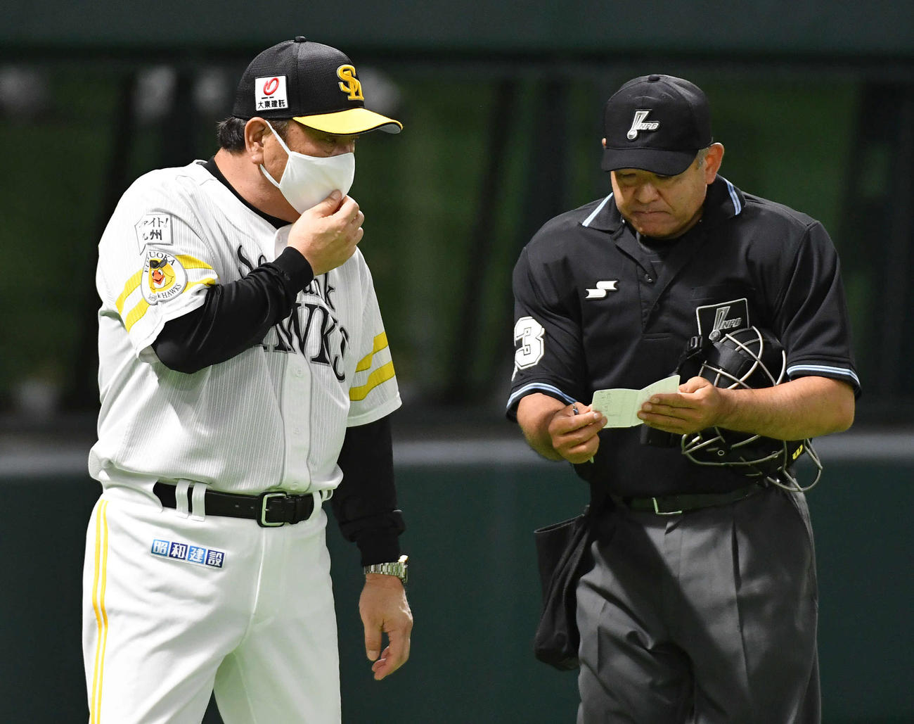 ソフトバンク対西武　7回表西武1死満塁、山川を空振り三振に抑えた場面で投手の交代を告げる藤本監督（撮影・岩下翔太）