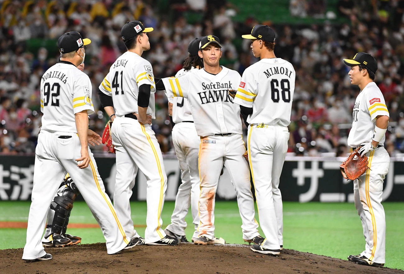 ソフトバンク対西武　7回途中降板となった千賀（左から2人目）のもとに集まるソフトバンクナイン（撮影・岩下翔太）