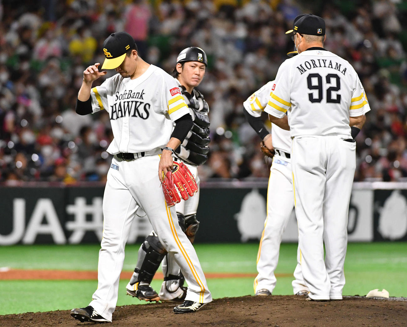 ソフトバンク対西武　7回途中降板となった千賀（左）は悔しそうな表情でマウンドを降りる（撮影・岩下翔太）