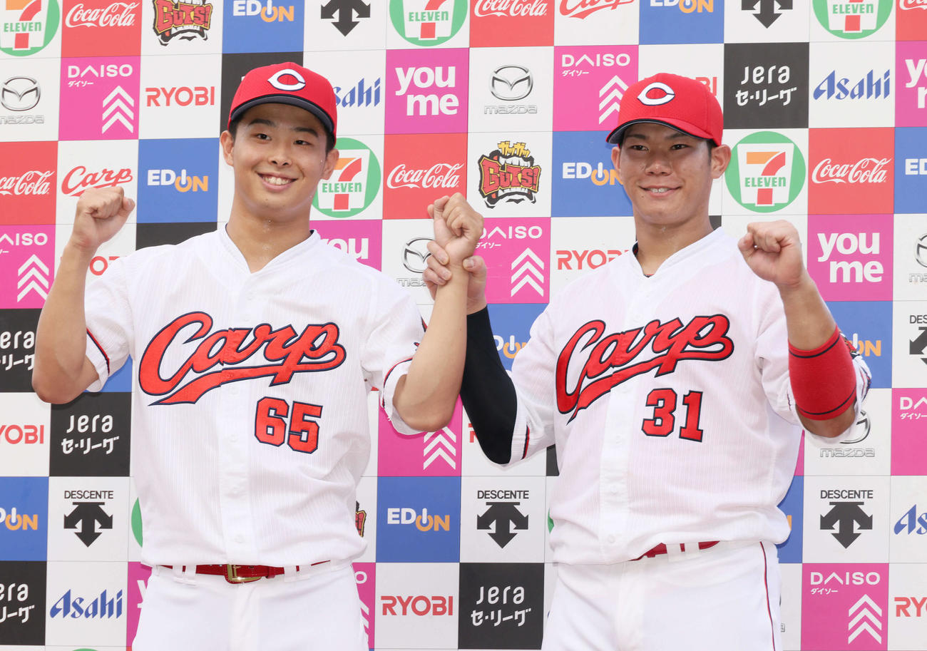 お立ち台でポーズを決める玉村昇悟（左）と坂倉将吾（撮影・加藤孝規）
