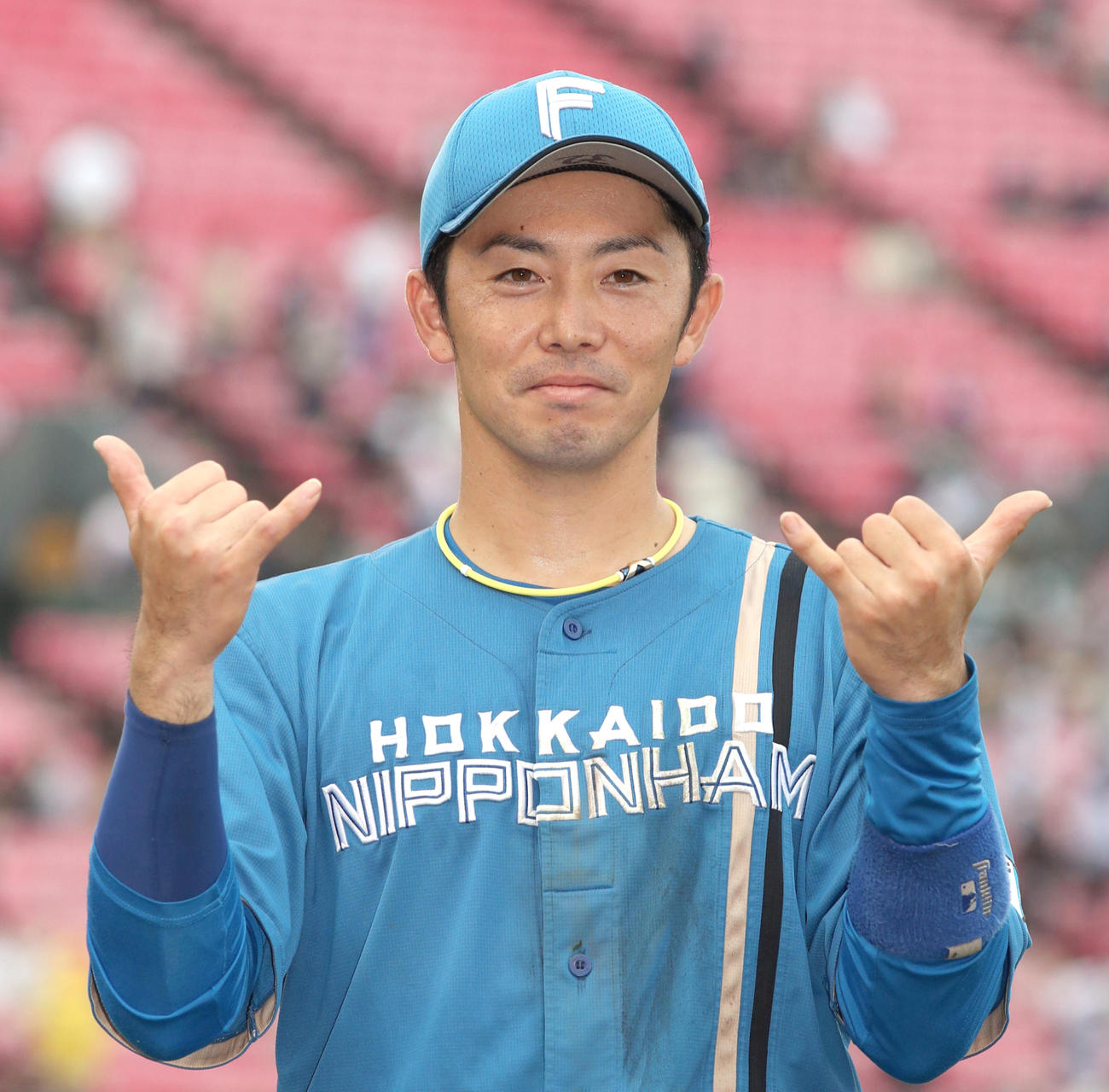 インタビューを終えポーズを決める谷内亮太（撮影・佐藤翔太）
