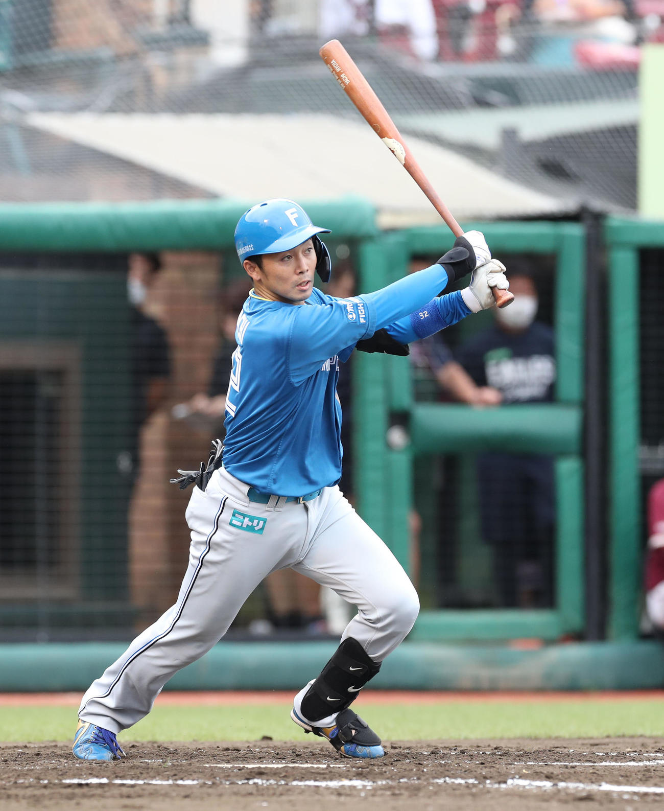 3回表日本ハム1死一、二塁、谷内亮太は先制となる適時二塁打を放つ（撮影・佐藤翔太）