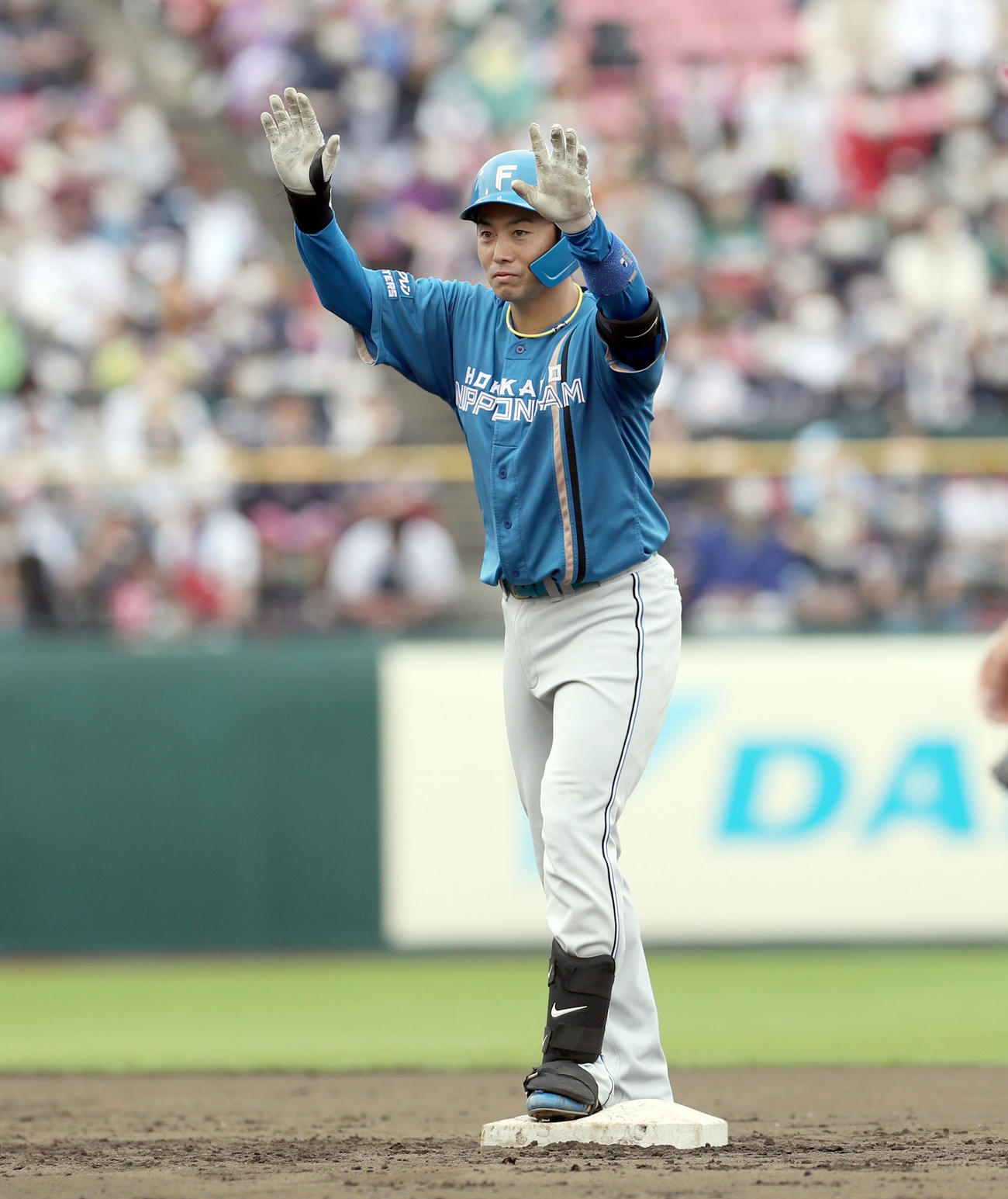 3回表日本ハム1死一、二塁、先制となる適時二塁打を放ちベンチに向かって手を振る谷内（撮影・佐藤翔太）