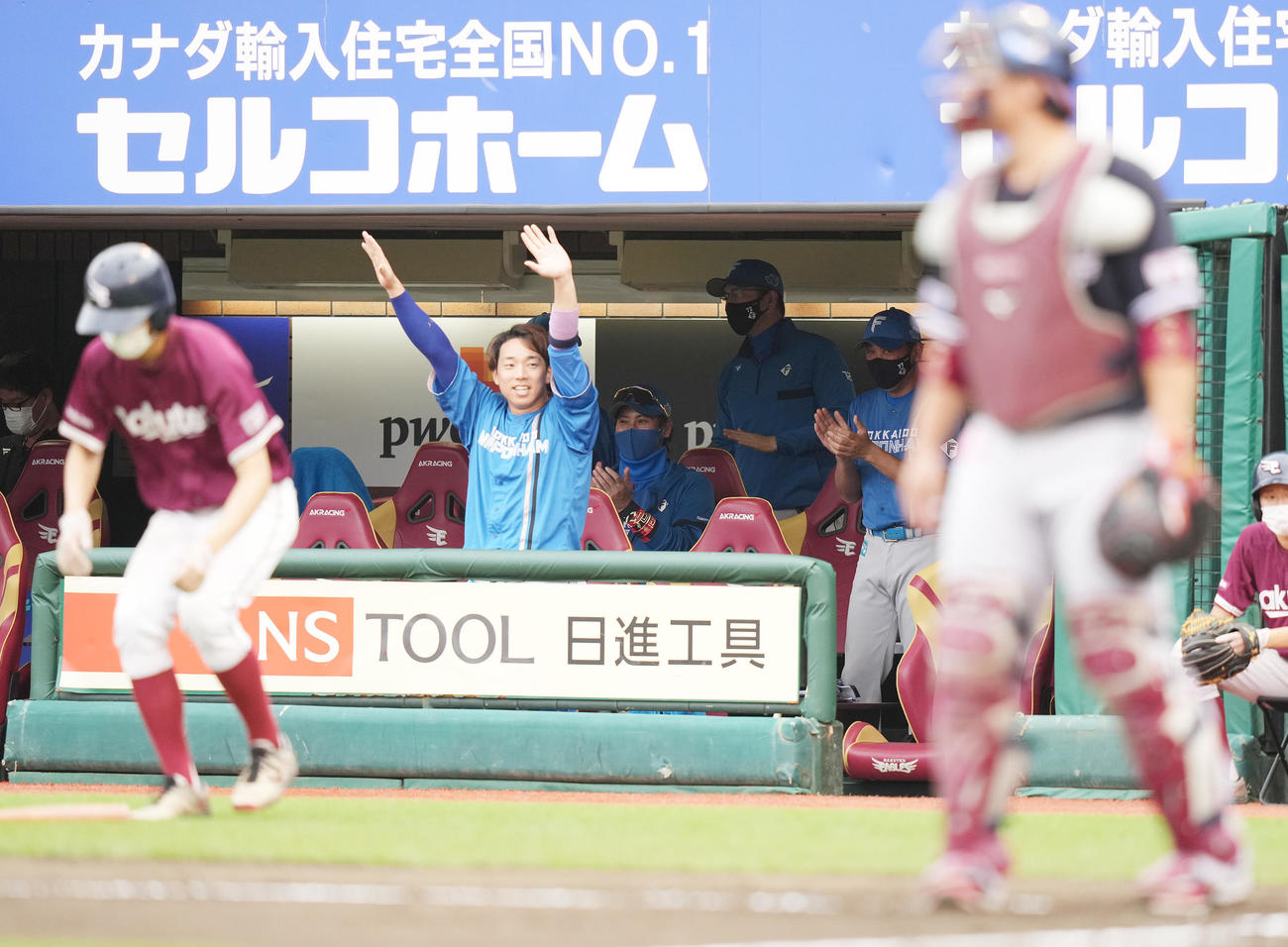 楽天対日本ハム　3回表日本ハム1死一、二塁、谷内の先制の中2点適時二塁打に手表たたき喜ぶ新庄監督（中央）（撮影・鈴木みどり）