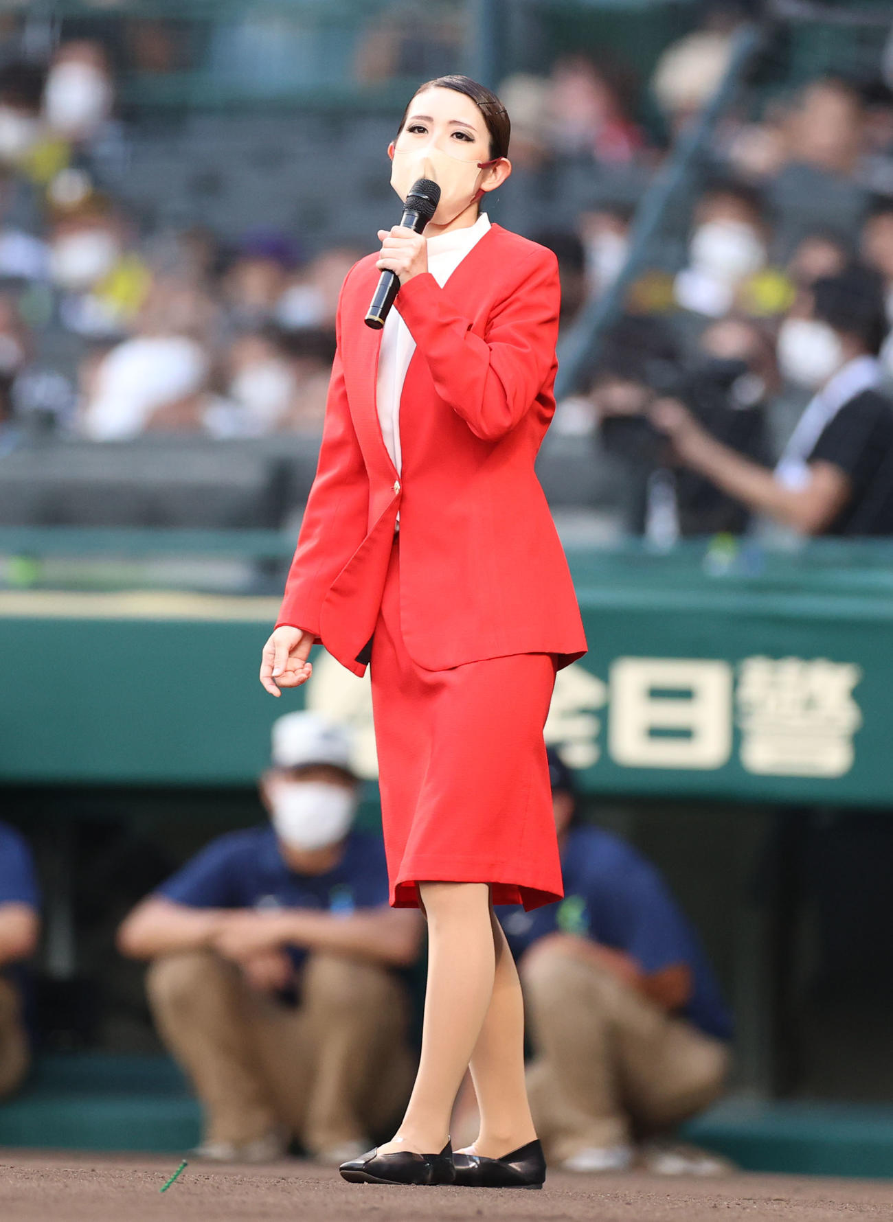 阪神対巨人　ファーストピッチセレモニーに登場するUSJの綾小路麗華（撮影・狩俣裕三）