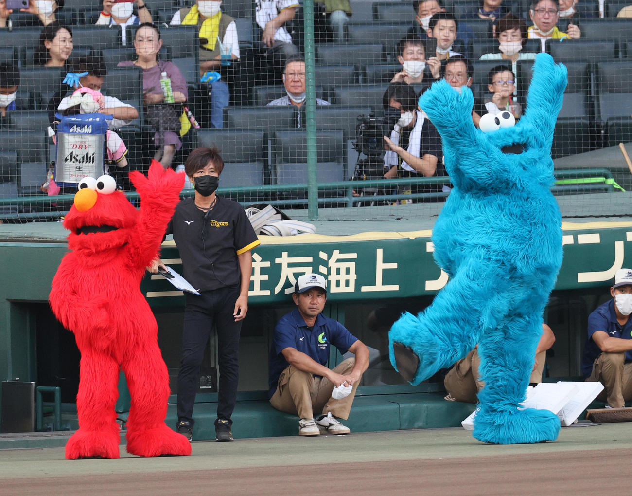 阪神対巨人　ユニバーサル・スタジオ・ジャパン「ハロウィーン・ホラー・ナイト」ファーストピッチセレモニーで球場を盛り上げるエルモ（左）とクッキーモンスター（撮影・上山淳一）